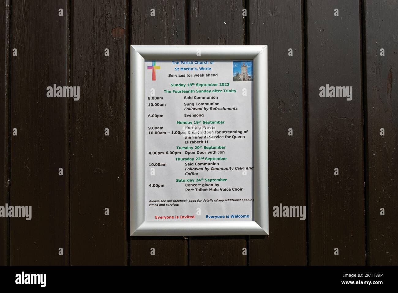 Worle, Großbritannien, 18. September 2022: Ein Hinweis an der Kirchentür, der die Gemeindemitglieder darüber informiert, dass die Kirche am 19. September geöffnet sein wird, damit sie einen Live-Stream der Beerdigung von Königin Elizabeth II. Verfolgen können Stockfoto