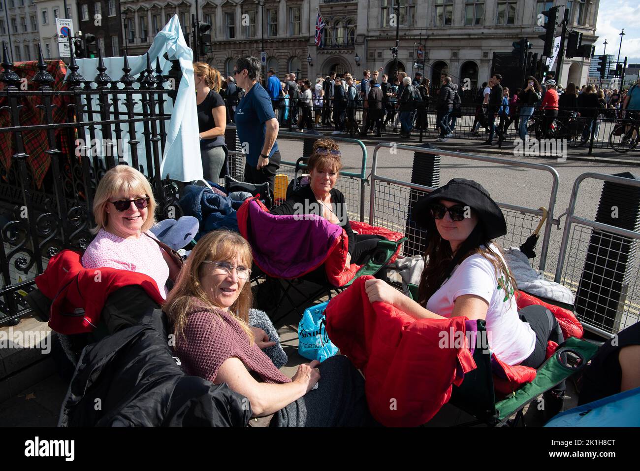 London, Großbritannien. 18.. September 2022. Die Trauernden zelteten über Nacht entlang der Route des Royal Funeral, einschließlich auf dem Parliament Square und entlang der Mall, um einen Blick in die erste Reihe der Trauerprozession der verstorbenen Königin Elizabeth II zu erhalten Obwohl sie traurig über den Tod Ihrer Majestät der Königin war, versuchten viele Trauernde, gut gelaunt zu sein, während andere versuchten, einige mit geschlossenen Augen zu ergreifen. Quelle: Maureen McLean/Alamy Live News Stockfoto