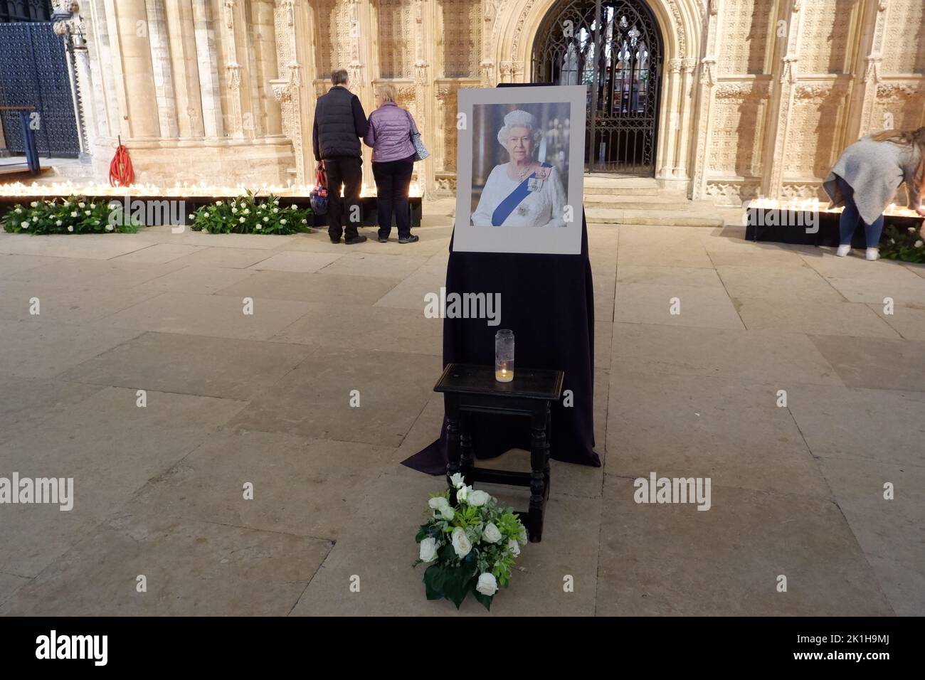 Eine Ausstellung zur Erinnerung an Königin Elizabeth II. In der Lincoln Cathedral nach ihrem Tod während der Zeit der nationalen Trauer. Stockfoto