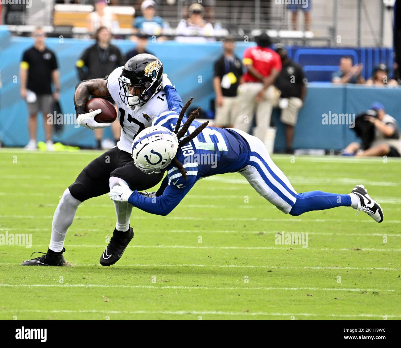 Jacksonville, USA. 18. Sep, 2022. jaguars Tight End Evan Engram (17) wird nach einem Empfang im zweiten Quartal angepackt, als die Colts beim Saisonauftakt 2022 auf dem TIAA Bank Field in Jacksonville, Florida, am Sonntag, den 18. September 2022, die Jaguars in Angriff nehmen. Die Jaguare besiegten die Colts 24 - 0. Foto von Joe Marino/UPI Credit: UPI/Alamy Live News Stockfoto