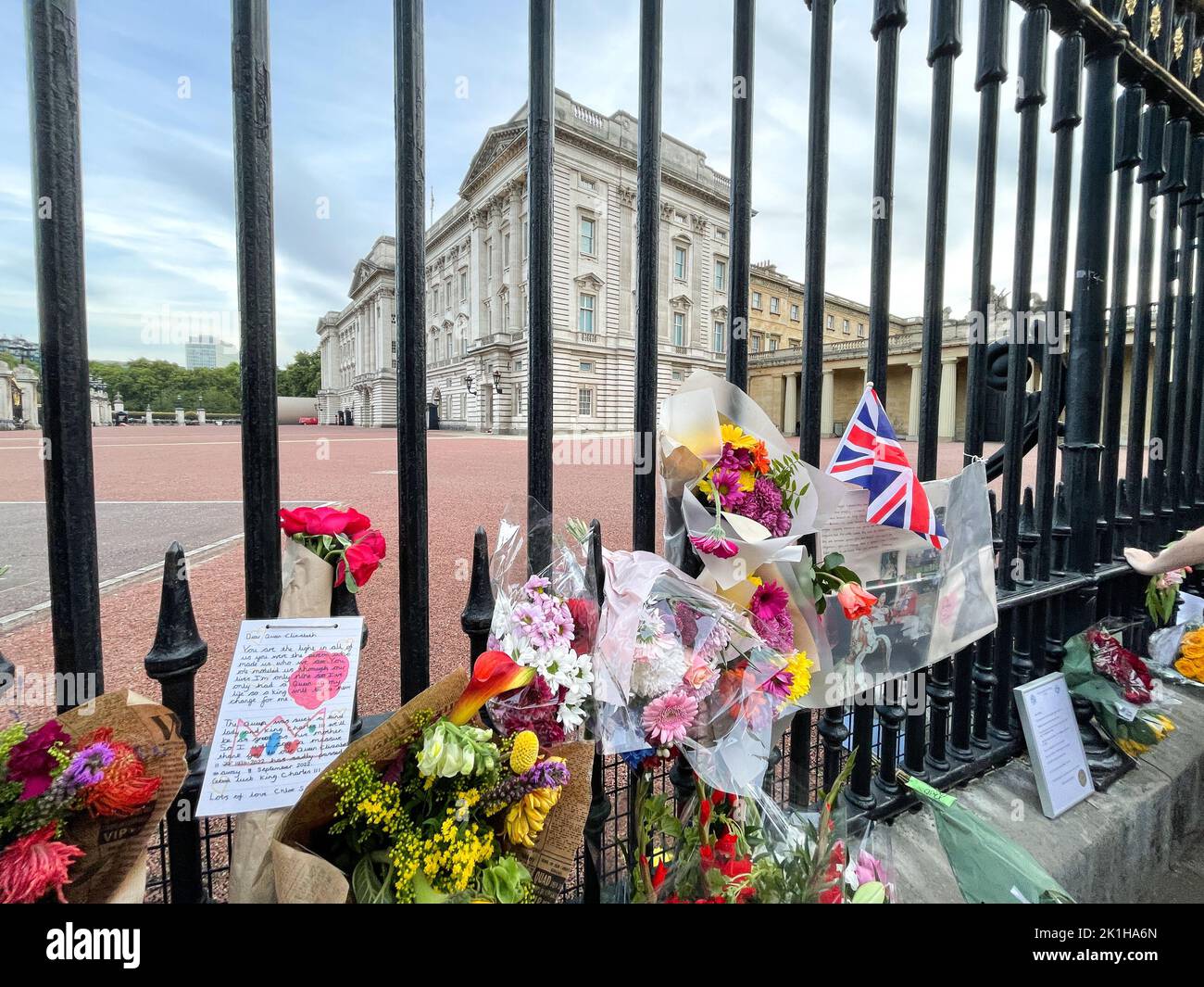 London, Großbritannien - 11 2022. September: Blumen werden vor dem Buckingham Palace zur Ankündigung des Todes von Königin Elizabeth II. Gelegt Stockfoto