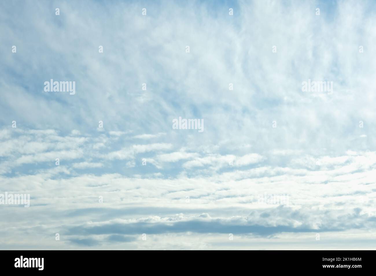 Blauer Himmel mit weißen Wolken. Schöner wolkig Himmel. Skyward. Endlose Skyline. Der Himmel im Morgengrauen. Stockfoto