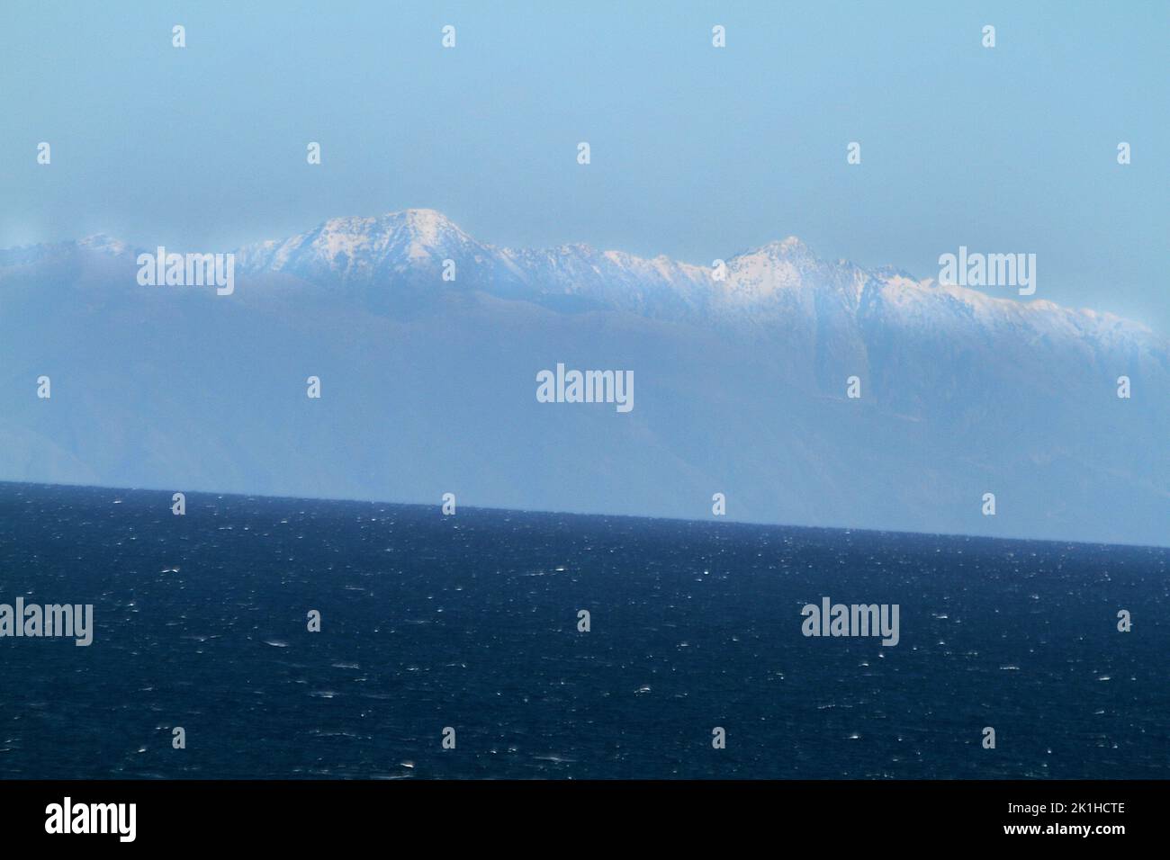 Das albanische Ceraunische Gebirge von der Halbinsel Salento aus gesehen, Italien Stockfoto