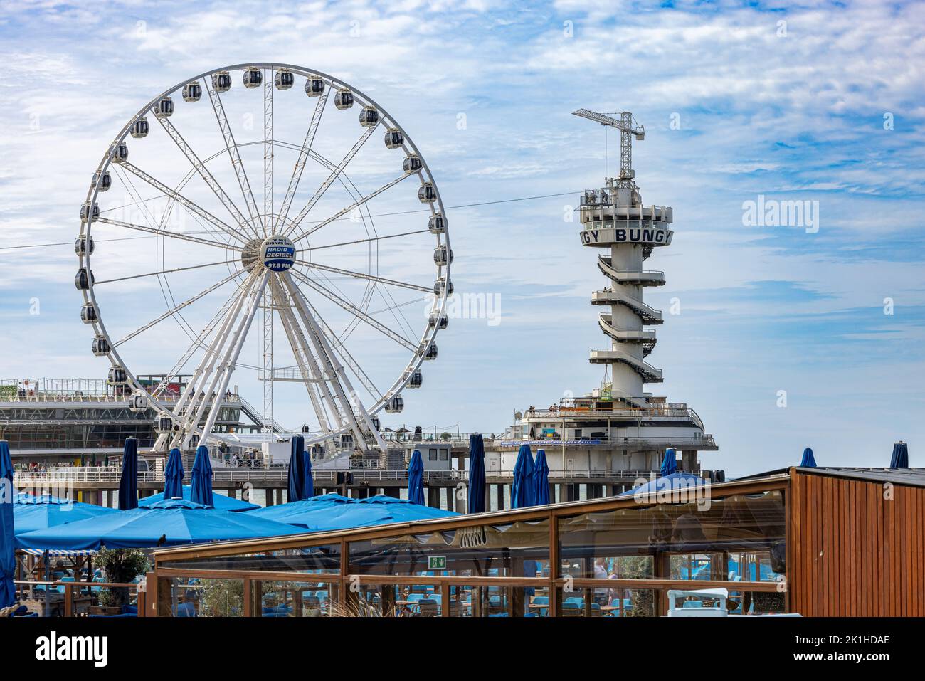 Eine schöne Aufnahme des Riesenrads und des Piertoren auf dem Pier von Scheveningen in den Niederlanden Stockfoto