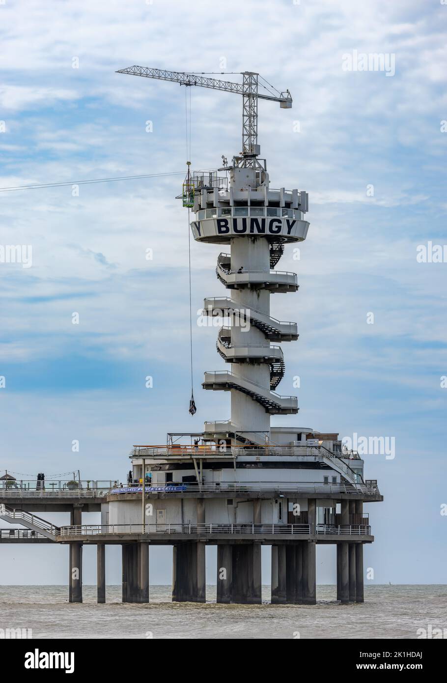 Eine vertikale Nahaufnahme des Bungy-Springturms Piertoren am Scheveningen über dem Ozean Stockfoto