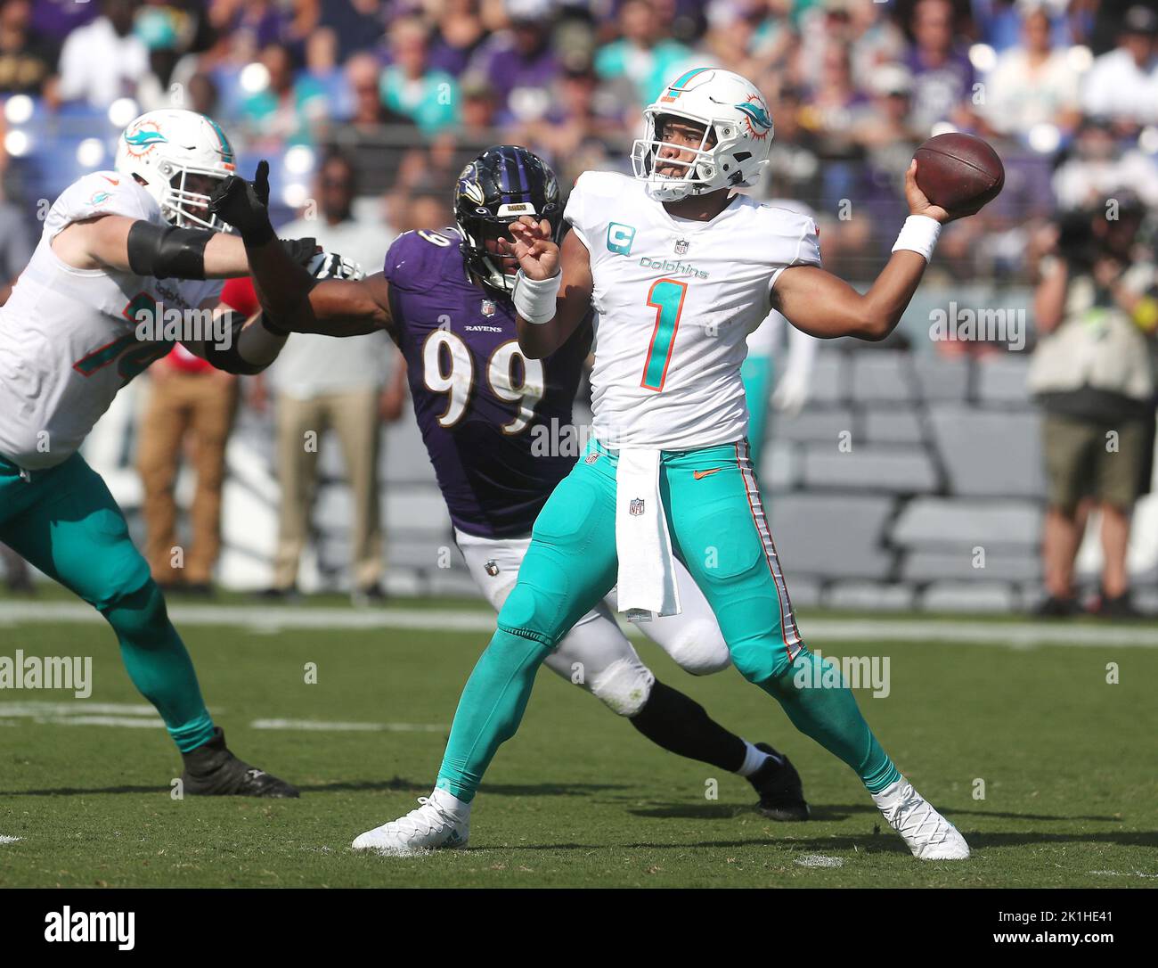 Baltimore, USA. 18. September 2022. Miami Dolphins QB Tua Tagovailoa (1) am 18. September 2022 im M&T Bank Stadium in Baltimore, Maryland, im Einsatz gegen die Baltimore Ravens. Quelle: Cal Sport Media/Alamy Live News Stockfoto