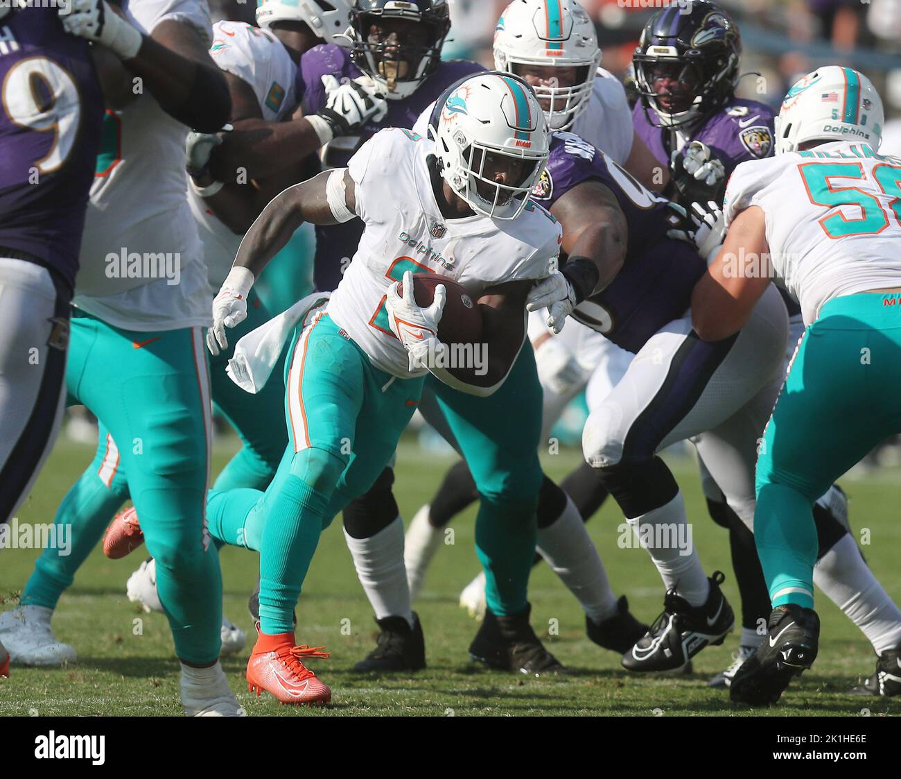 Baltimore, USA. 18. September 2022. Miami Dolphins RB Chase Edmonds (2) am 18. September 2022 gegen die Baltimore Ravens im M&T Bank Stadium in Baltimore, Maryland. Quelle: Cal Sport Media/Alamy Live News Stockfoto