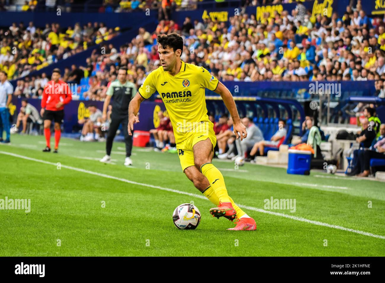 Valencia, Spanien. 18. September 2022. VALENCIA, SPANIEN - 18. SEPTEMBER: Alfonso Pedraza von Villarreal CF fährt den Ball während des Spiels zwischen Villarreal CF und Sevilla CF von La Liga Santander am 18. September 2022 in Ciutat de Valencia in Valencia, Spanien. (Bild: © Samuel CarreÃ±O/PX Imagens via ZUMA Press Wire) Bild: ZUMA Press, Inc./Alamy Live News Stockfoto