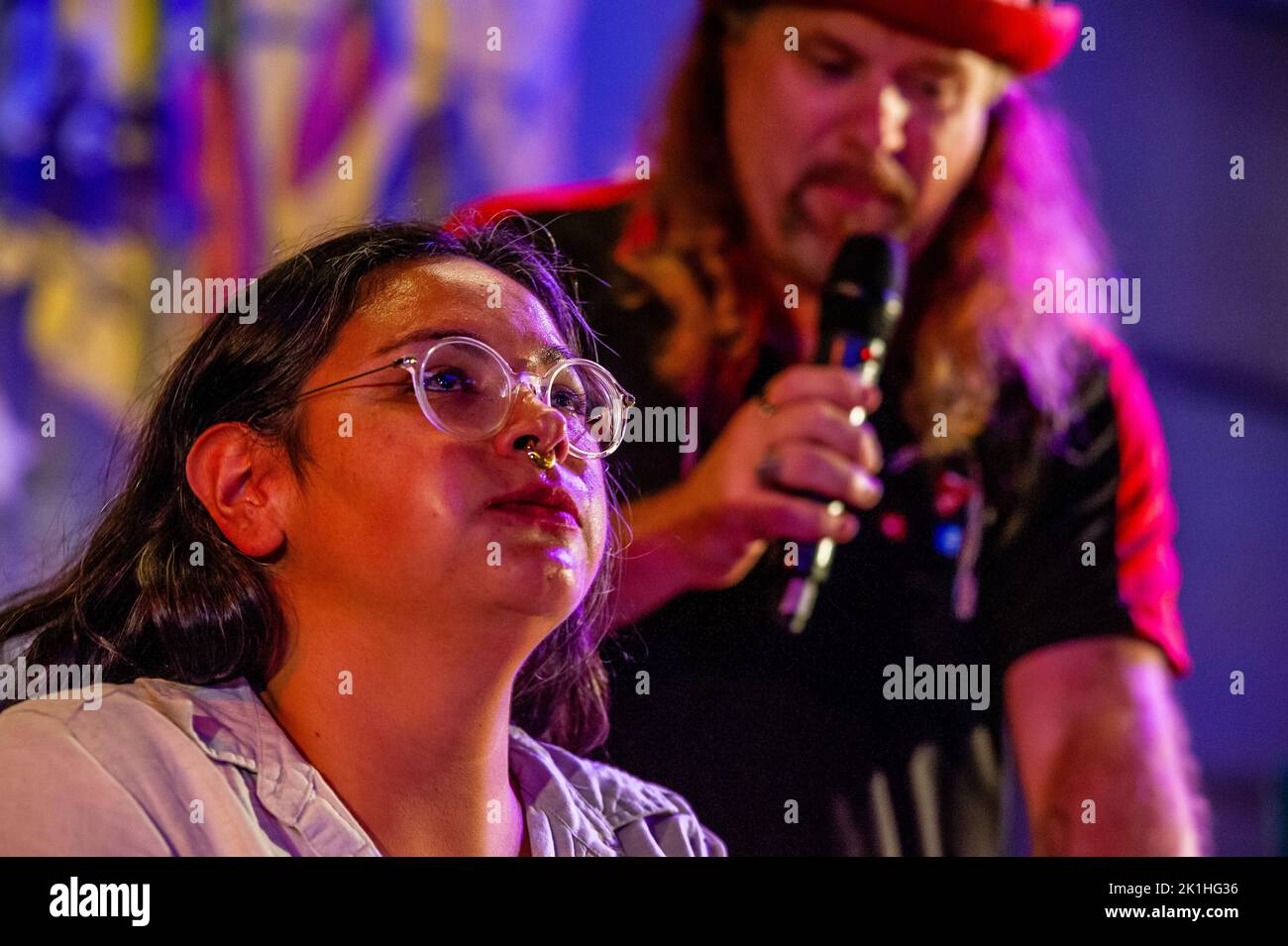 Eine Teilnehmerin wird fast den Pfeffer werfen sehen, den sie gerade während des niederländischen Chilli Festivals in Eindhoven gegessen hat. Das niederländische Chilli-Festival, bekannt als der Pepper-Eating Contest, zieht jedes Jahr Tausende von Besuchern an, die gerne die Teilnehmer beim Weinen und Schwitzen beobachten, während sie die heißesten Chilischoten essen. Das Festival im Klokgebouw-Gebäude ist nach einer erzwungenen Pause aufgrund der Coronaviru-Krise wieder da. Neben dem Wettbewerb bietet das Festival auch Pfefferpflanzen zum Verkauf an und einen Markt voller würziger Saucen aller Art. Das Festival hatte seine erste Auflage vor zehn Jahren Stockfoto