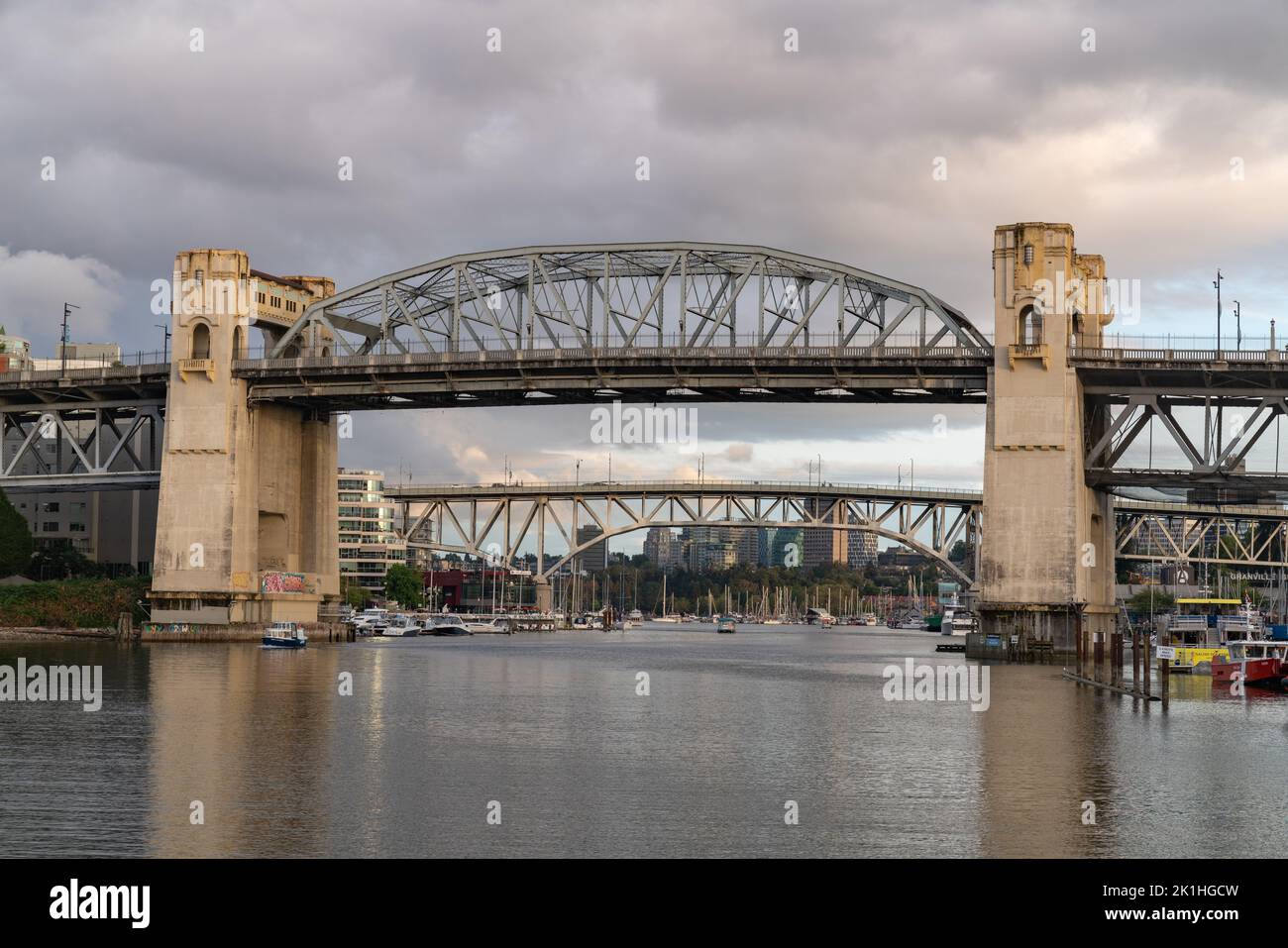 Blick vom Wasser auf die Burrard Bridge und Granville Bridge in Vancouver, Kanada. Stockfoto