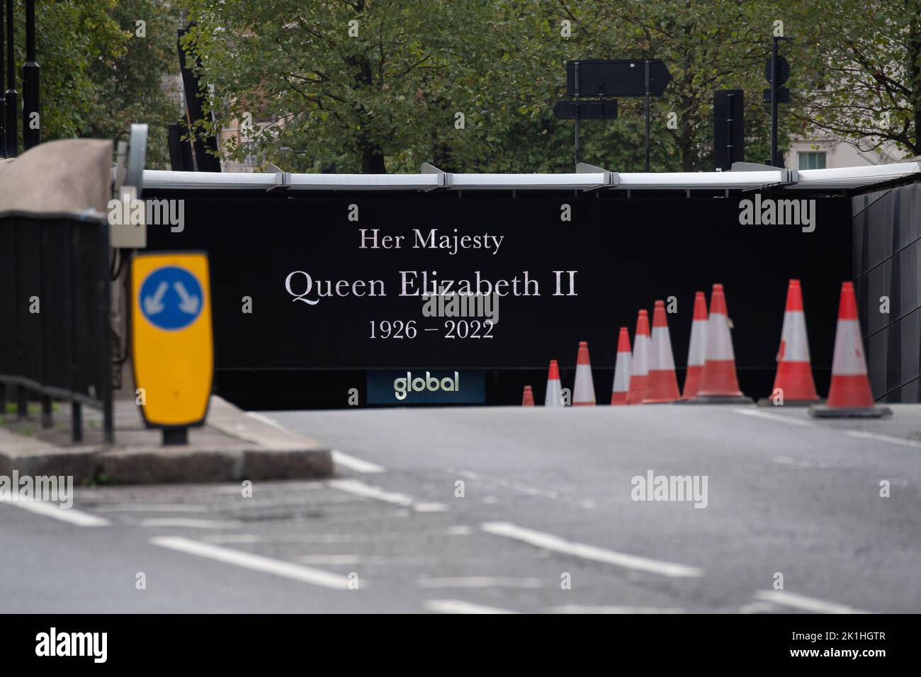 London, Großbritannien. 18.. September 2022. Eine Hommage an Queen Elizabeth II auf der Hyde Park Corner Unterführung. Das Begräbnis Ihrer Majestät der Königin wird in der Westminster Abbey stattfinden, und die Trauerbesetzung wird morgen Nachmittag zum Schloss Windsor fahren. Quelle: Maureen McLean/Alamy Live News Stockfoto