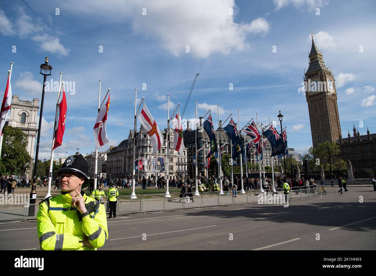 London, Großbritannien. 18.. September 2022. Es war heute sehr hektisch um den Parliament Square in Westminster herum, als Besucher nach London kamen, um die Vorbereitungen für das Royal Funeral morgen zu sehen. Eine riesige Polizeioperation ist im Gange, bei der die Polizei aus ganz Großbritannien eingezogen wird. Das Begräbnis Ihrer Majestät der Königin wird in der Westminster Abbey stattfinden, und die Trauerbesetzung wird morgen Nachmittag zum Schloss Windsor fahren. Quelle: Maureen McLean/Alamy Live News Stockfoto