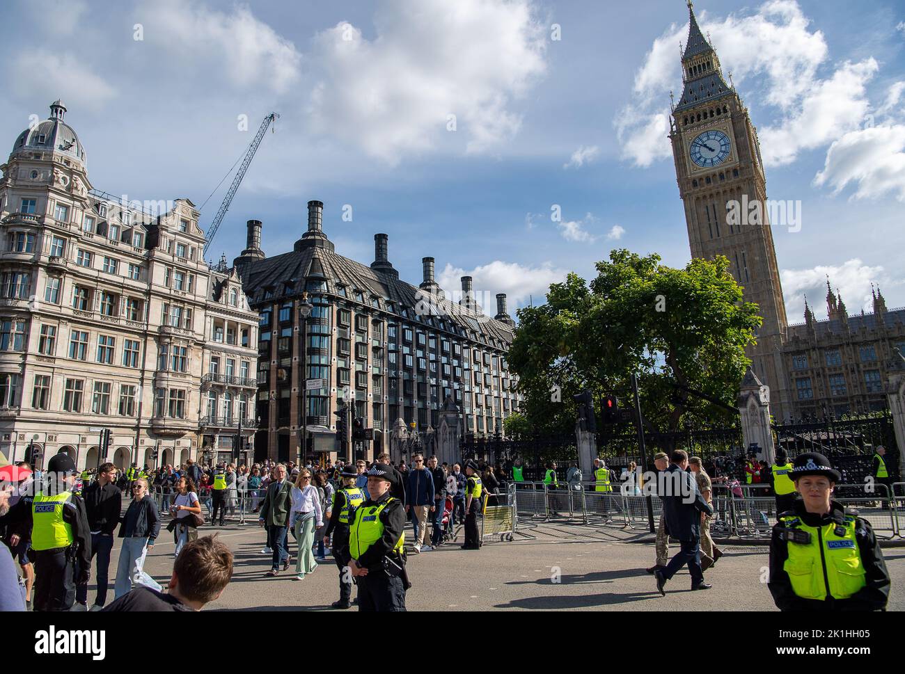 London, Großbritannien. 18.. September 2022. Es war heute sehr hektisch um den Parliament Square in Westminster herum, als Besucher nach London kamen, um die Vorbereitungen für das Royal Funeral morgen zu sehen. Eine riesige Polizeioperation ist im Gange, bei der die Polizei aus ganz Großbritannien eingezogen wird. Das Begräbnis Ihrer Majestät der Königin wird in der Westminster Abbey stattfinden, und die Trauerbesetzung wird morgen Nachmittag zum Schloss Windsor fahren. Quelle: Maureen McLean/Alamy Live News Stockfoto