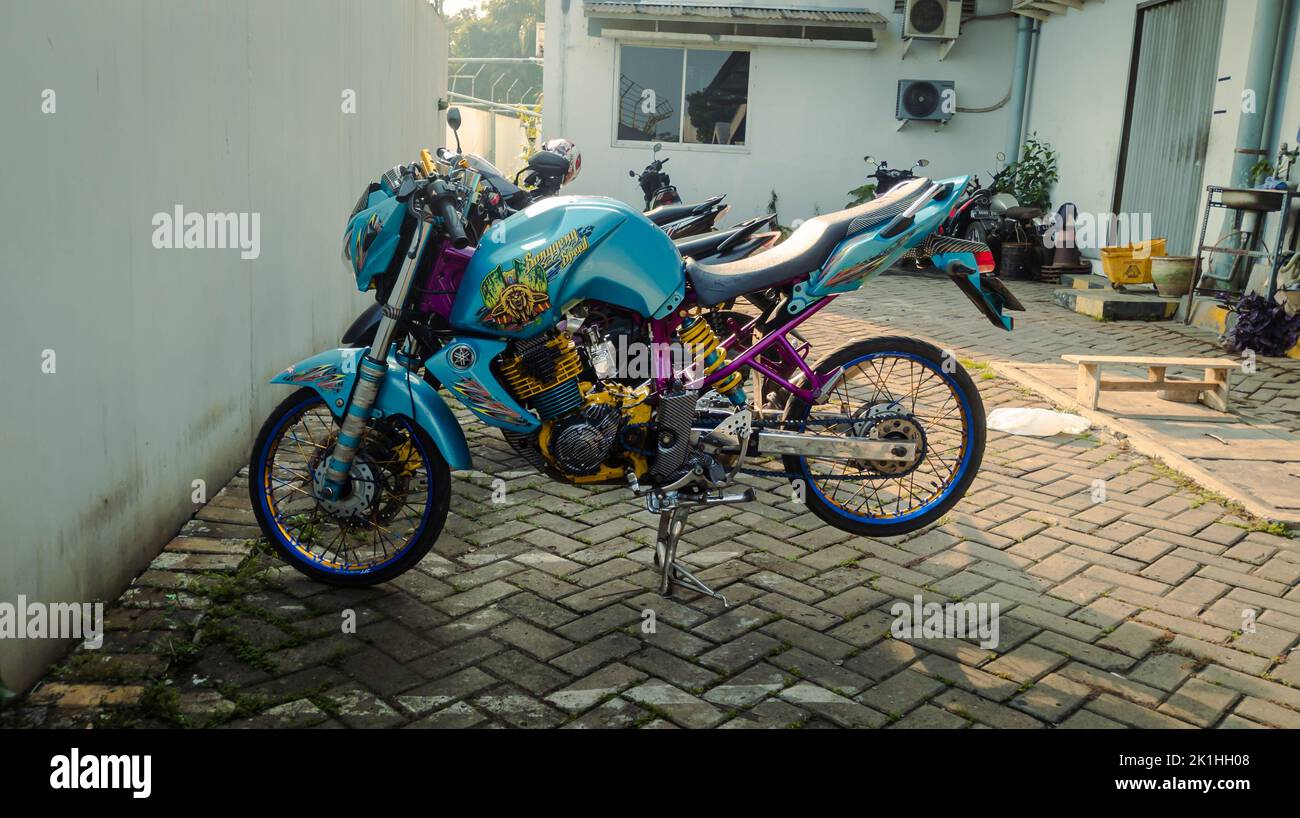 september 2022, Jakarta Indonesia, Ausstellung eines yamaha Bison Motorrads mit Thailook Style Modifikationen auf einem Parkplatz Stockfoto