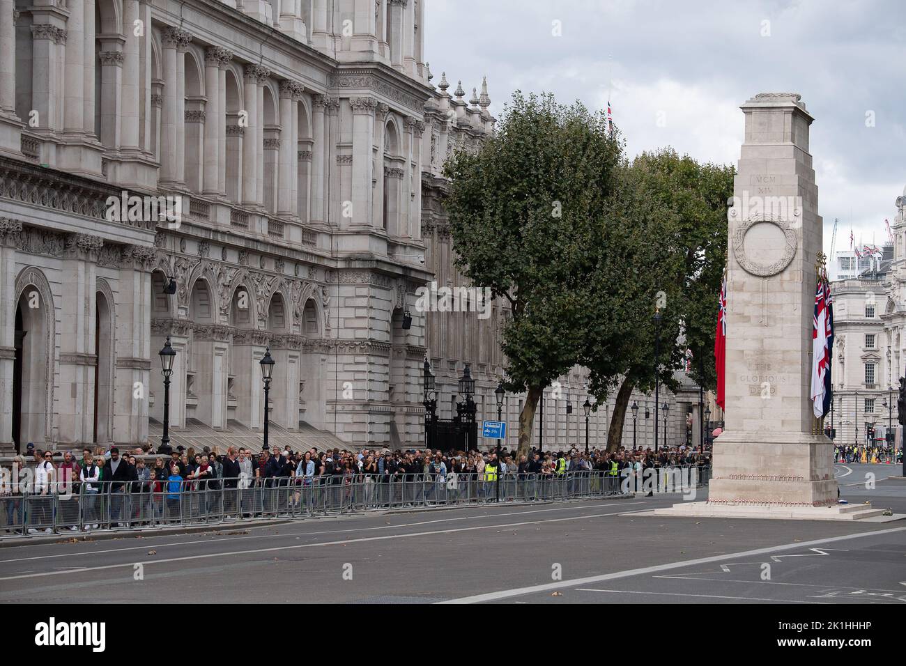 London, Großbritannien. 18.. September 2022. Es war heute sehr hektisch um den Parliament Square in Westminster herum, als Besucher nach London kamen, um die Vorbereitungen für das Royal Funeral morgen zu sehen. Eine riesige Polizeioperation ist im Gange, bei der die Polizei aus ganz Großbritannien eingezogen wird. Das Begräbnis Ihrer Majestät der Königin wird in der Westminster Abbey stattfinden, und die Trauerbesetzung wird morgen Nachmittag zum Schloss Windsor fahren. Quelle: Maureen McLean/Alamy Live News Stockfoto