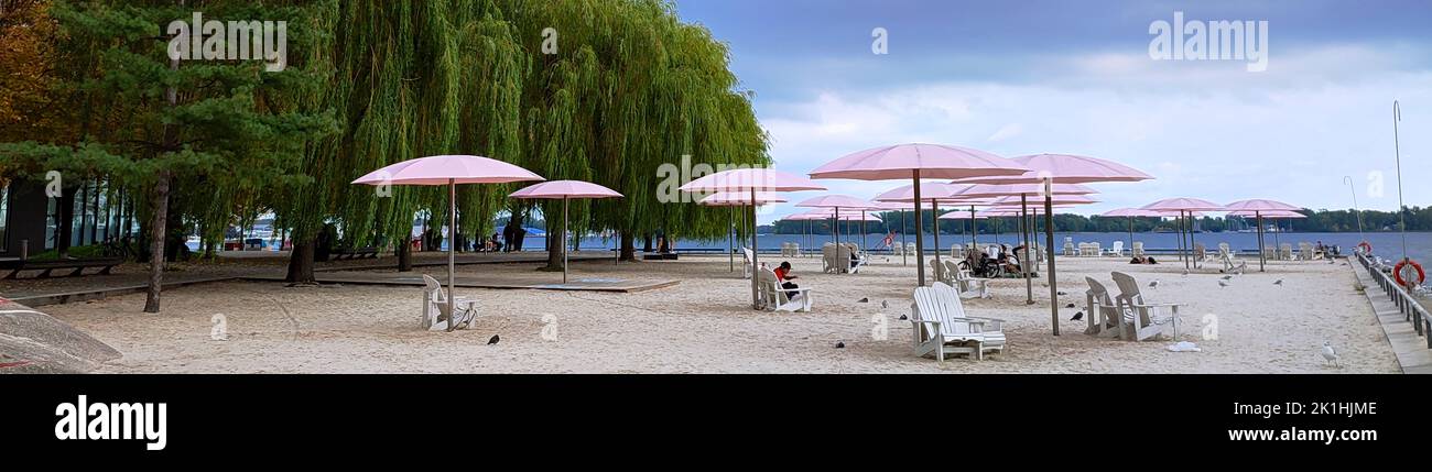 Webbanner eines öffentlichen Strandparks in der Stadt mit Sonnenschirmen und Stühlen Stockfoto