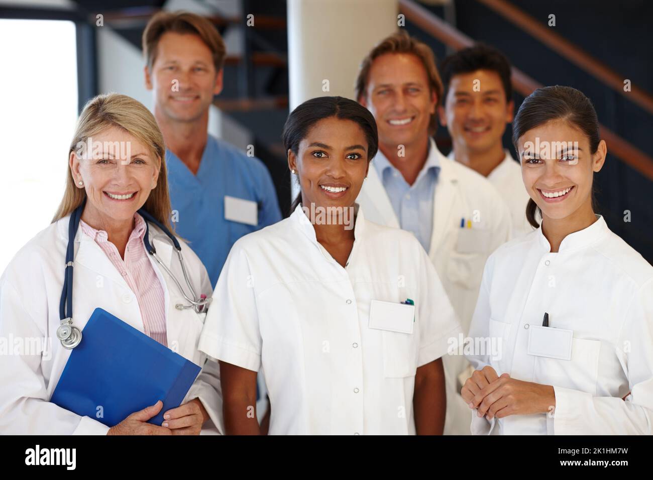 Ihre Gesundheit ist unsere Priorität. Eine Gruppe von medizinischen Fachleuten lächelt an der Kamera. Stockfoto