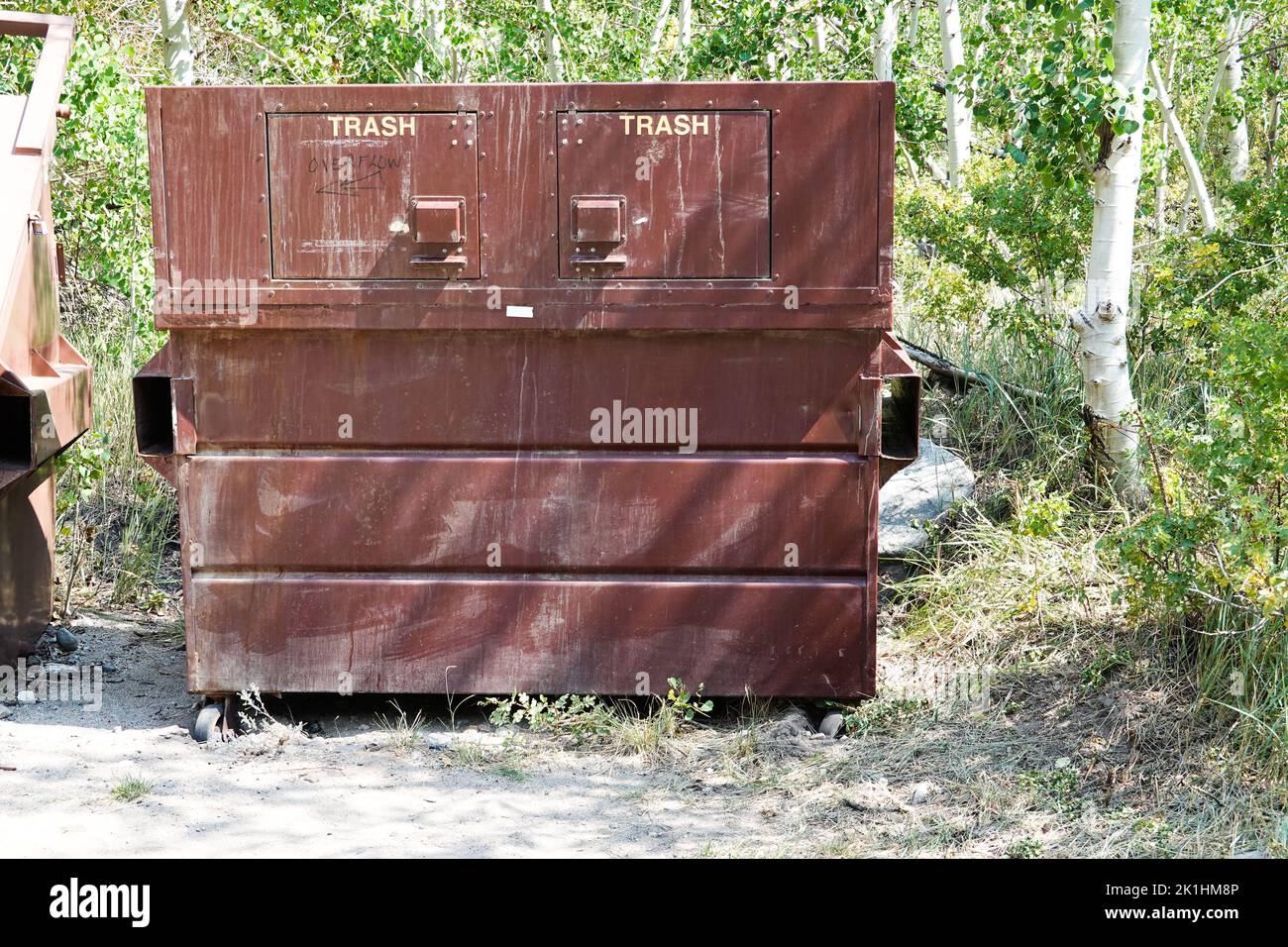 Bear proof Mülleimer auf einem Campingplatz Eastern Sierra Nevada, California ; USA Stockfoto