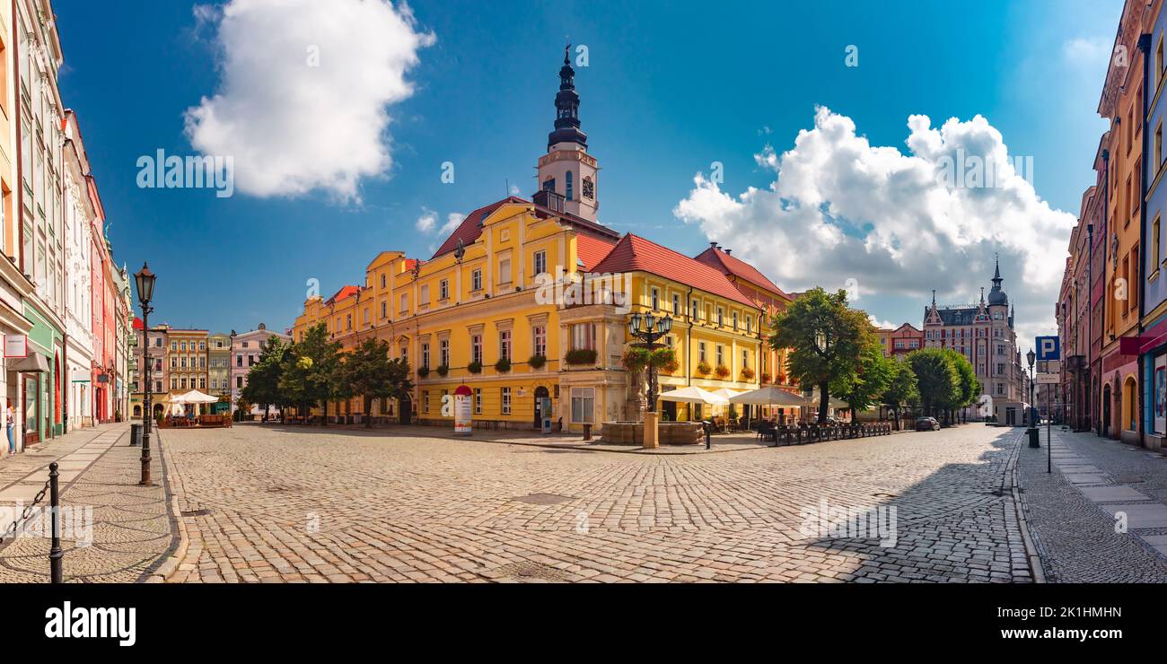 Panorama des sonnigen Marktplatzes in der Altstadt von Swidnica, Schlesien, Polen. Stockfoto