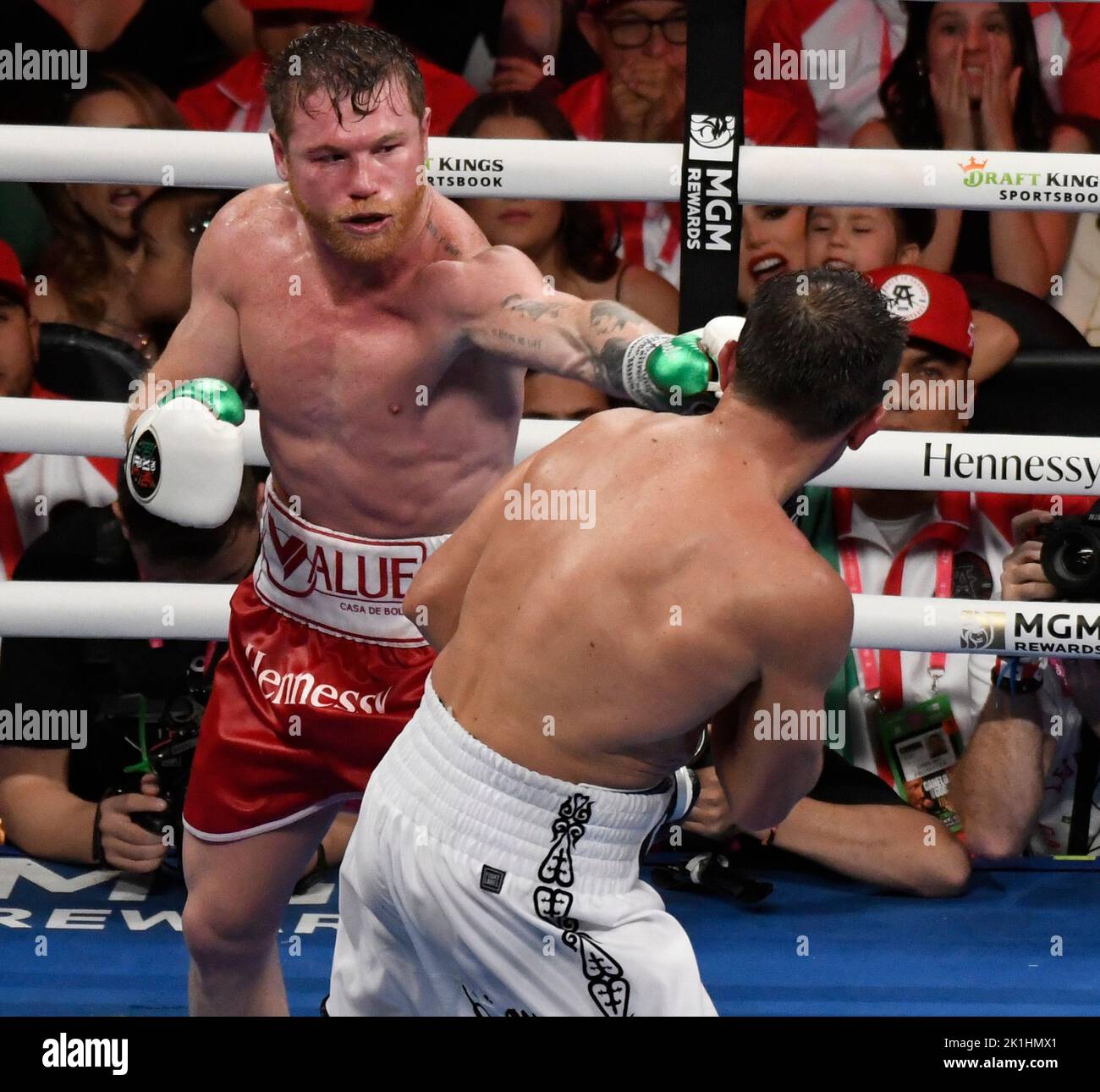 Las Vegas, Nevada, USA. 17. September 2022. Canelo Alvarez (rote Stämme) geht 12 Runden mit Gennady Golovkin in der T-Mobile Arena. Canelo Alvarez gewann GGG in seinem Trilogiekampf einstimmig. (Bild: © Gene Blevins/ZUMA Press Wire) Stockfoto