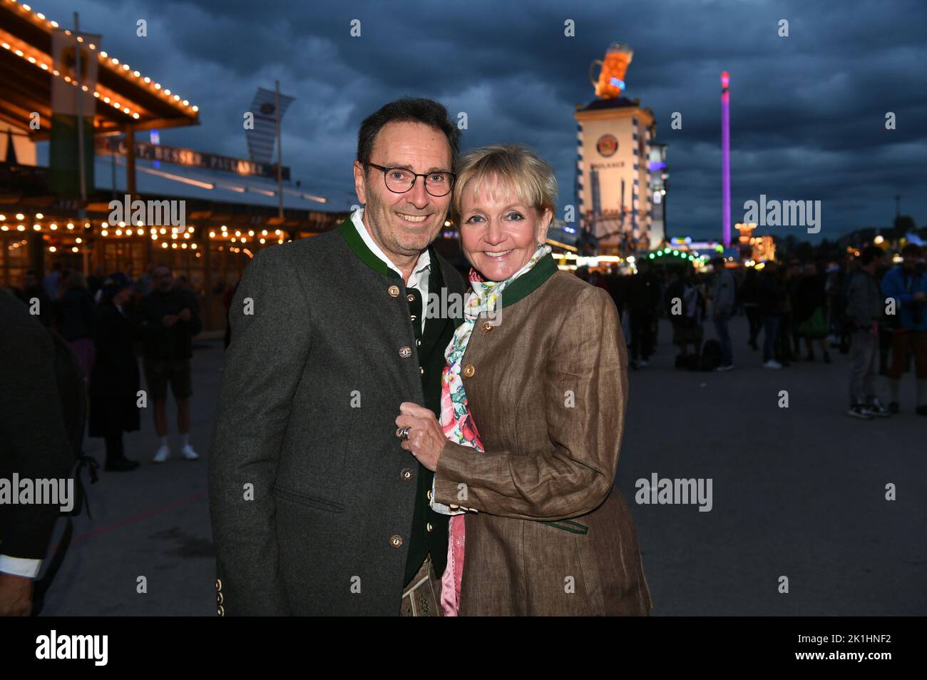 München, Deutschland. 18. September 2022. Christa Kinshofer und ihr Mann Erich Rembeck feiern auf dem Weg zum Almauftrieb im Käfer-Zelt zum Oktoberfest. Der Almauftrieb ist fester Bestandteil des Wiesn-Veranstaltungskalenders und findet am ersten Sonntag der Oktoberfestsaison im Käfer-Zelt statt. Quelle: Felix Hörhager/dpa/Alamy Live News Stockfoto
