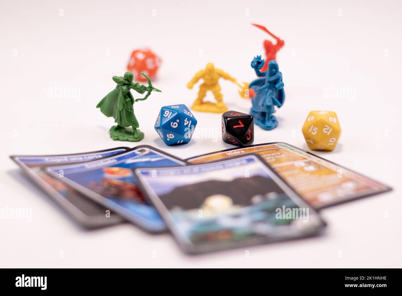 Rollenspiel Figuren Würfel und Karten Stockfoto