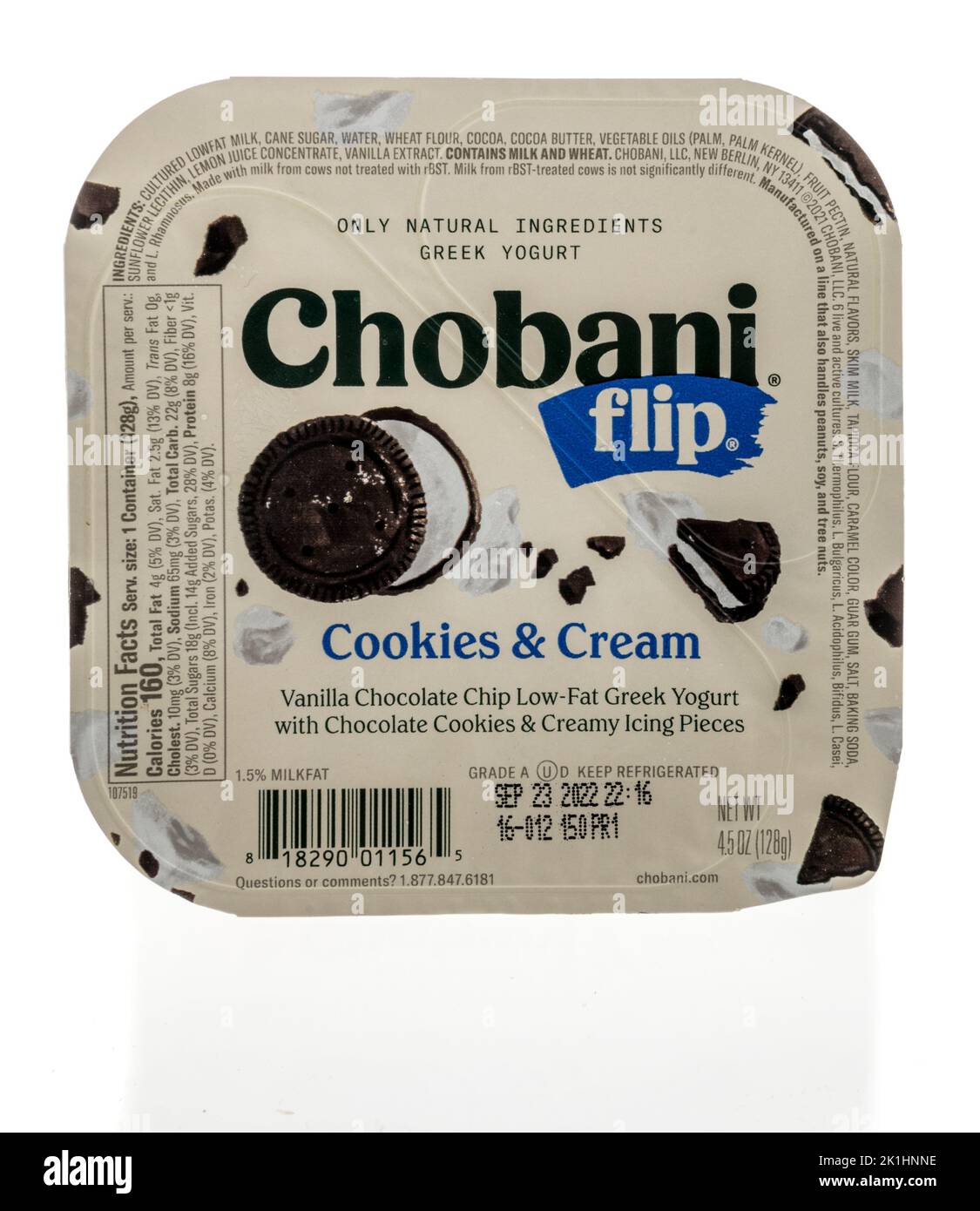 Winneconne, WI - 18. September 2022: Ein Paket mit Chobani Flip-Cookies und griechischem Joghurt auf einem isolierten Hintergrund. Stockfoto
