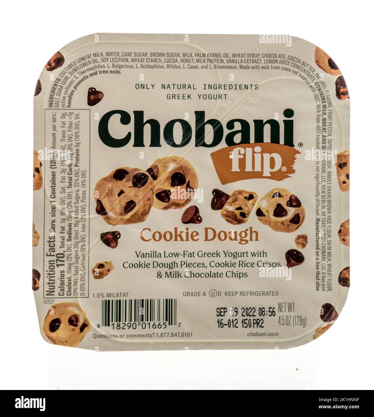 Winneconne, WI - 18. September 2022: Eine Packung Chobani Flip Cookies Teig griechischen Joghurt auf einem isolierten Hintergrund. Stockfoto