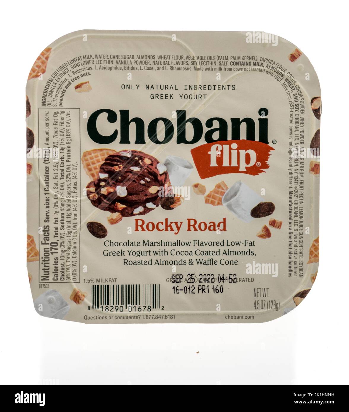 Winneconne, WI - 18. September 2022: Ein Paket von Chobani Flip felsigen Straße griechischen Joghurt auf einem isolierten Hintergrund. Stockfoto
