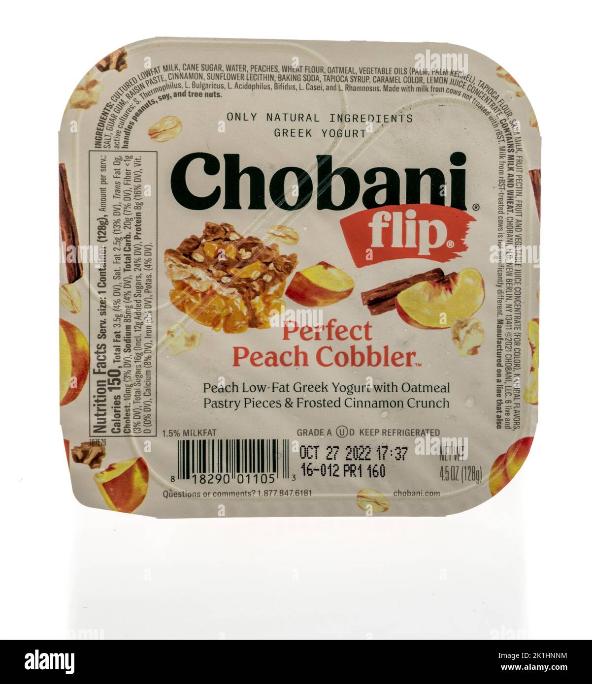 Winneconne, WI - 18. September 2022: Ein Paket von Chobani Flip perfekte Pfirsich Schuster griechischen Joghurt auf einem isolierten Hintergrund. Stockfoto