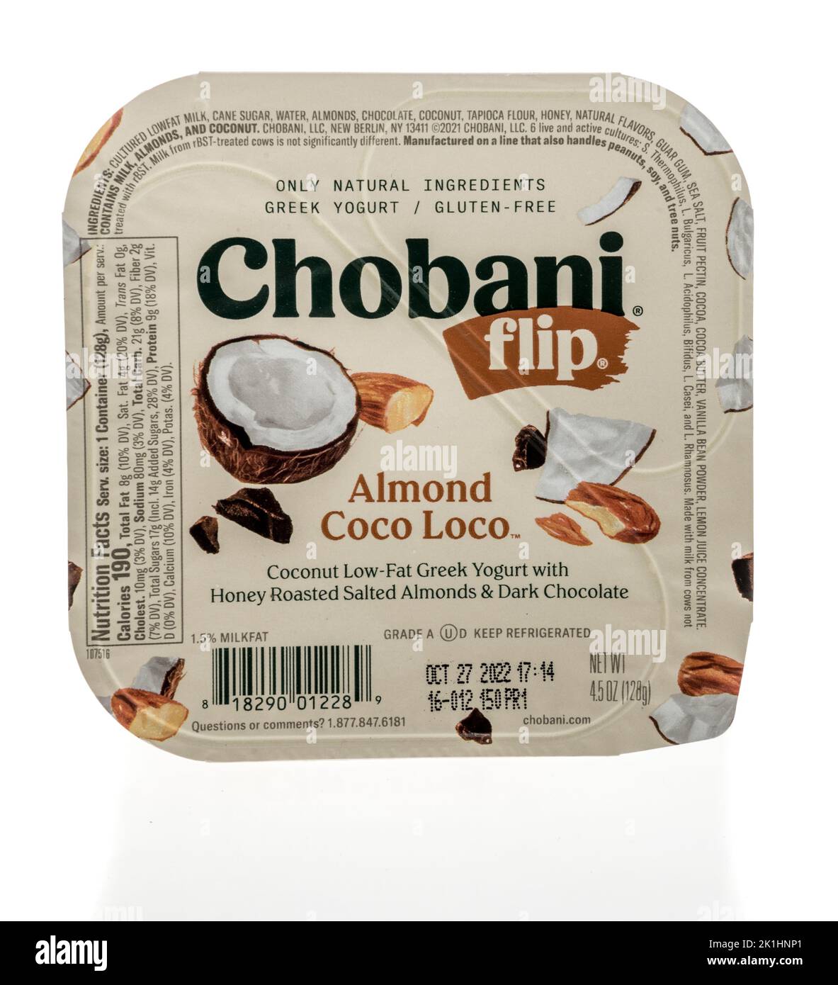 Winneconne, WI - 18. September 2022: Ein Paket von Chobani Flip Mandel Coco Loco griechischen Joghurt auf einem isolierten Hintergrund. Stockfoto