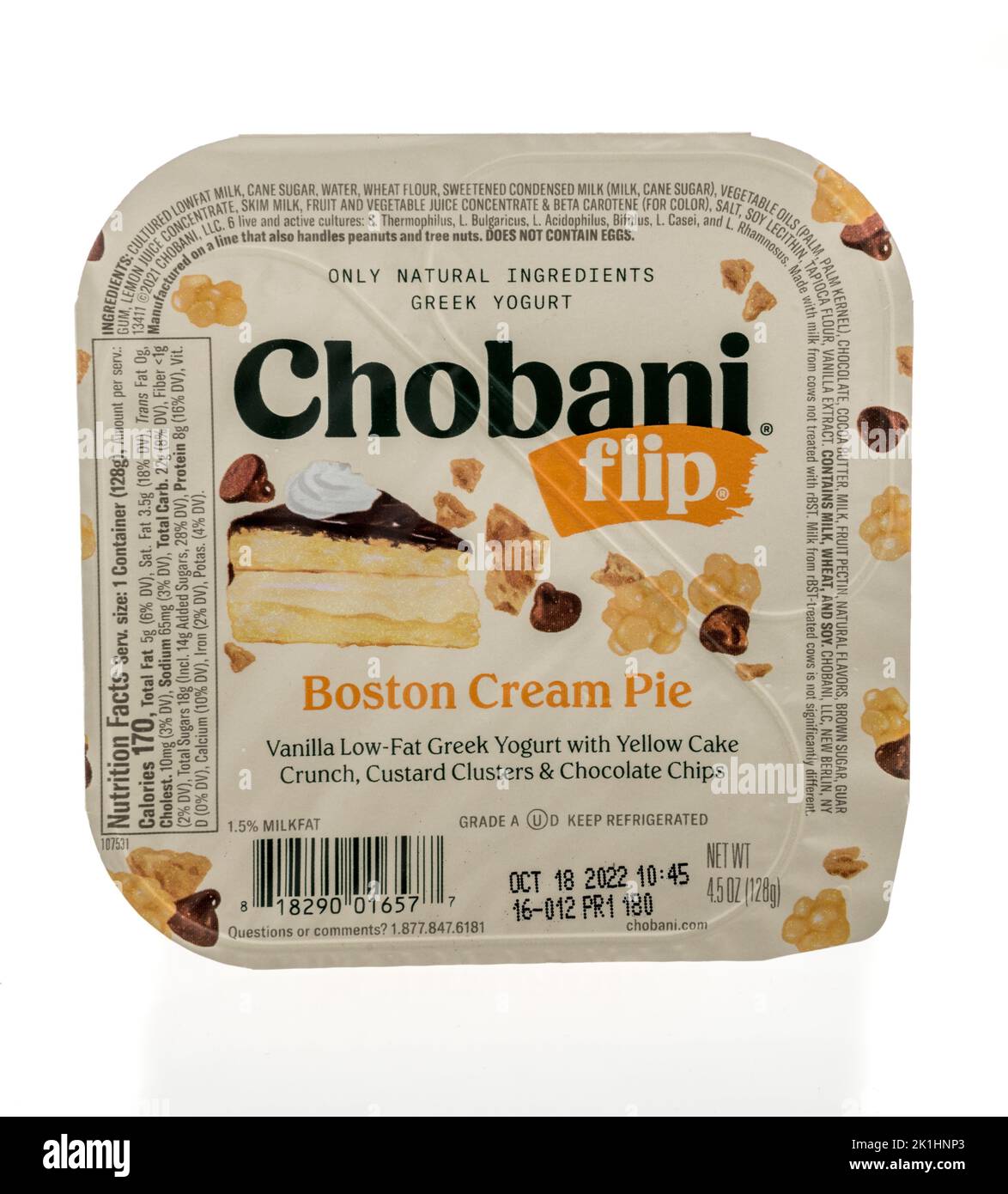 Winneconne, WI - 18. September 2022: Ein Paket von Chobani Flip Boston Cremekuchen griechischen Joghurt auf einem isolierten Hintergrund. Stockfoto