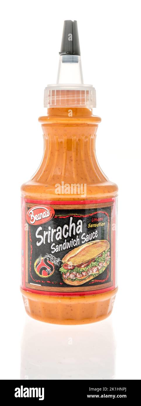 Winneconne, WI - 11. September 2022: Eine Flasche Beanos sriracha Sandwich-Sauce auf einem isolierten Hintergrund. Stockfoto