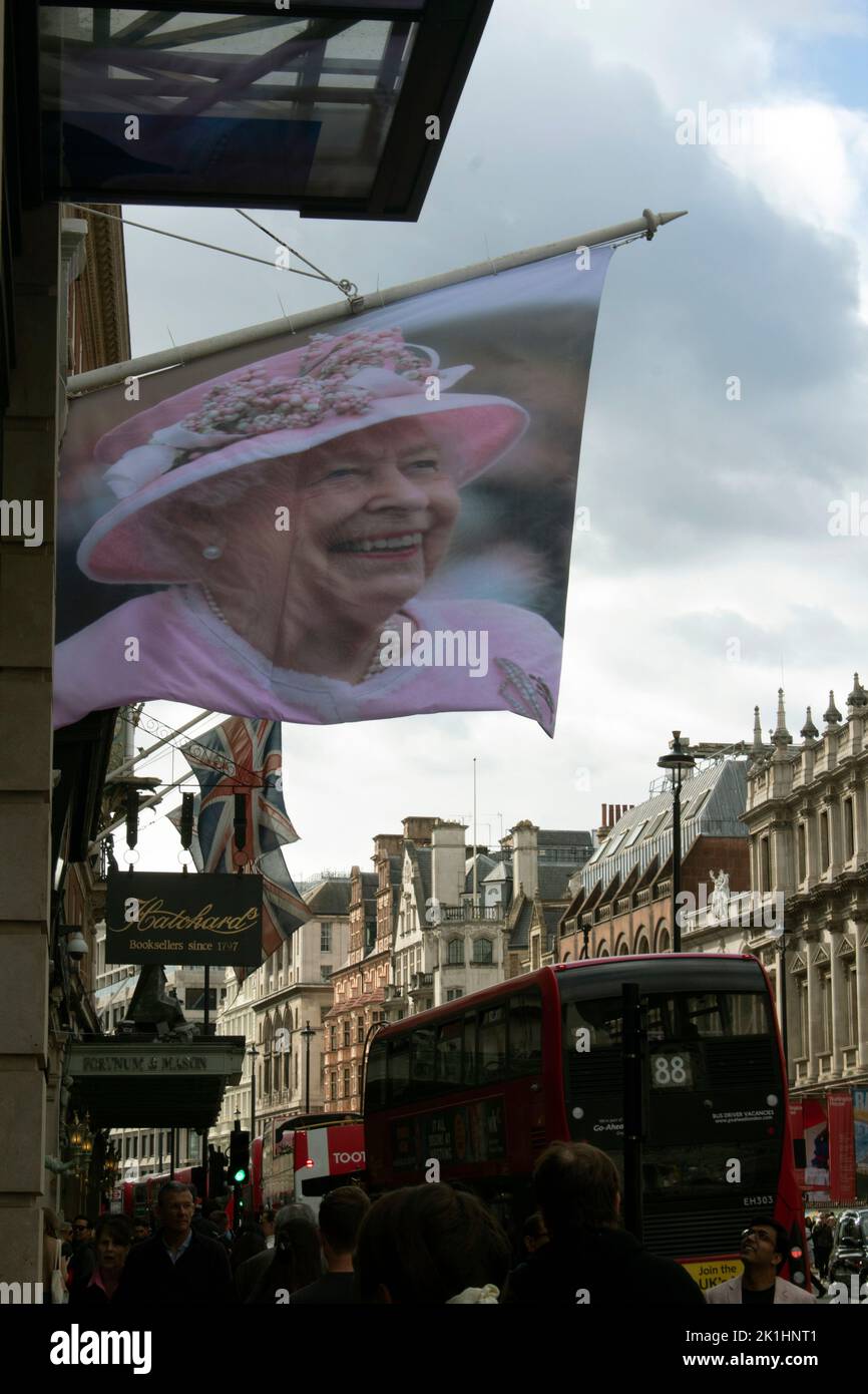 Eine Flagge mit der Queen vor einem Laden auf Piccadilly am 18. September 2022, in der Nacht vor der Beerdigung während der Trauerzeit, London, Großbritannien Stockfoto