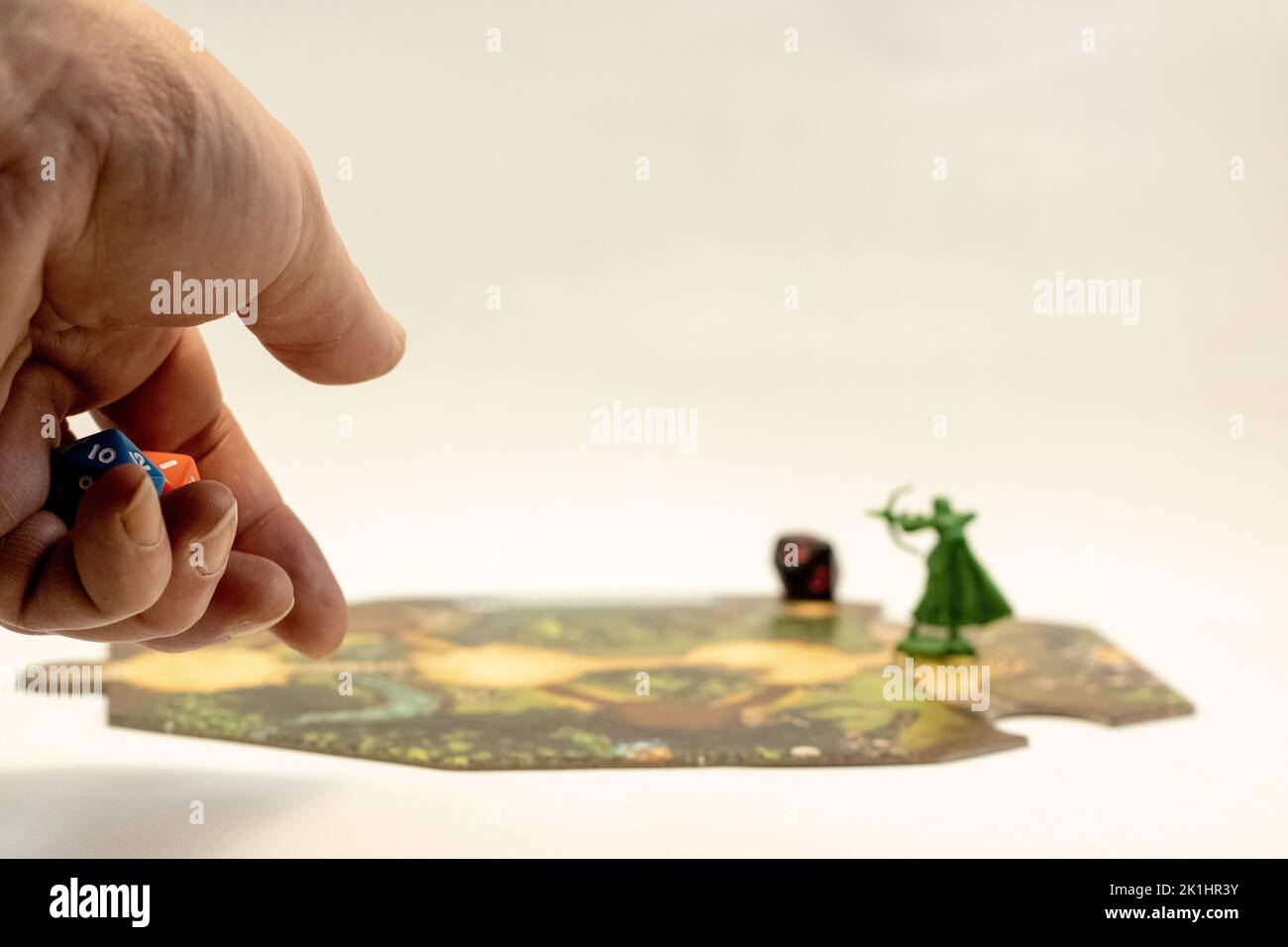 Eine Hand werfen rpg Würfel auf einem Abenteuer-Fliese Stockfoto