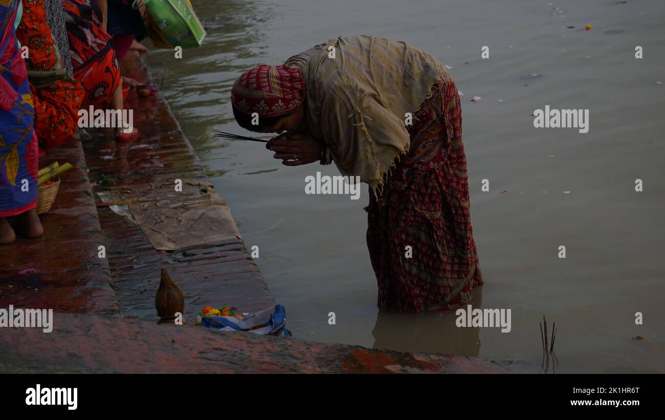 Kalkutta, Indien. 18. September 2022. Frauen, die am heiligen Fluss Ganga baden und danach Puja am Ghat von Ganga machen. Frauen halten schnell für eine gute Gesundheit und Langlebigkeit ihres Sohnes. (Foto: Sunam Banerjee/Pacific Press) Quelle: Pacific Press Media Production Corp./Alamy Live News Stockfoto