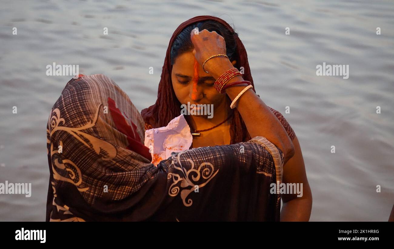 Kalkutta, Indien. 18. September 2022. Frauen, die am heiligen Fluss Ganga baden und danach Puja am Ghat von Ganga machen. Frauen halten schnell für eine gute Gesundheit und Langlebigkeit ihres Sohnes. (Foto: Sunam Banerjee/Pacific Press) Quelle: Pacific Press Media Production Corp./Alamy Live News Stockfoto