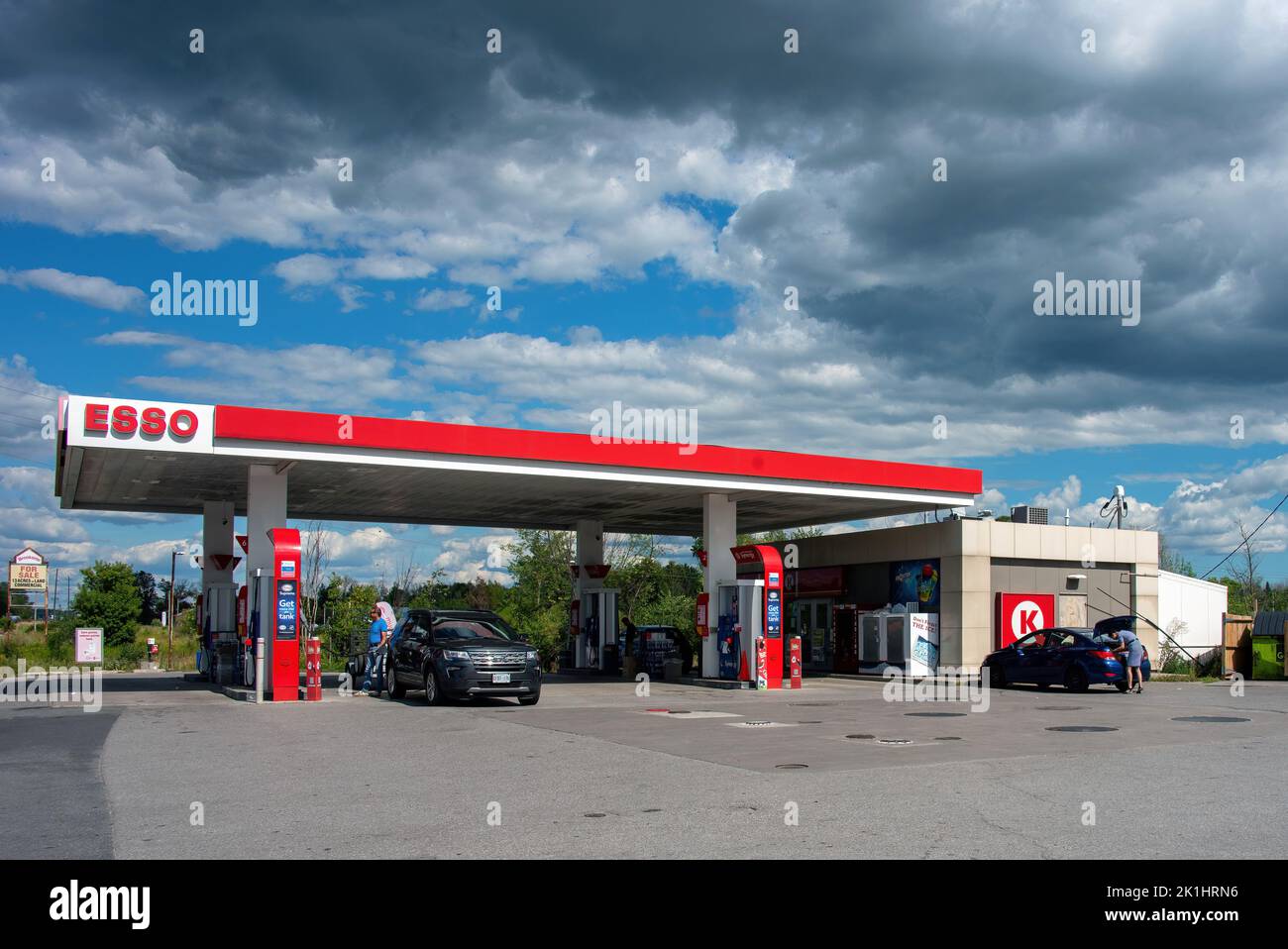 Peterbourgh, Kanada - 14. August 2022: Esso Station und Circle K Convenience Store am Highway 7 an einem sonnigen Tag mit bewölktem Himmel. Stockfoto