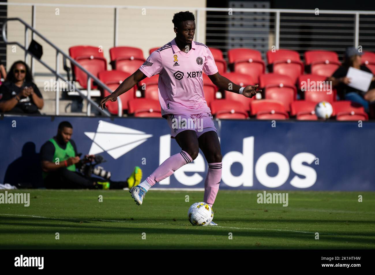 Washington DC, USA. 18. September 2022. Miami-Verteidiger Aimé Mabika übergibt den Ball bei einer 2-3 DC United Niederlage gegen Inter Miami CF in der Major League Soccer (MLS), im Audi-Feld, in Washington, DC, am Sonntag, 18. September 2022. (Graeme Sloan/Sipa USA) Quelle: SIPA USA/Alamy Live News Stockfoto