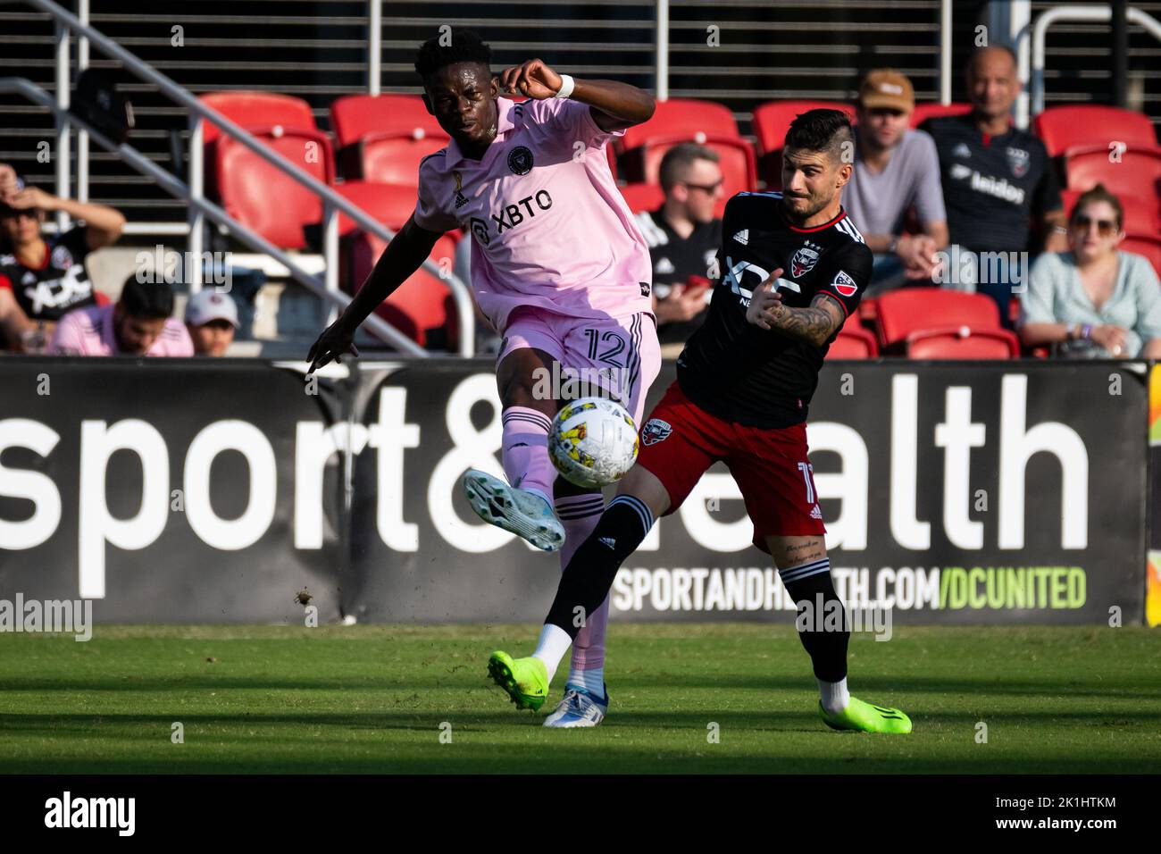 Washington DC, USA. 18. September 2022. Der Miami-Verteidiger Aimé Mabika übergibt den Ball unter dem Druck des United Forward Taxiarchis Fountas während einer 2-3 DC United-Niederlage gegen Inter Miami CF in der Major League Soccer (MLS), auf dem Audi-Feld, in Washington, DC, am Sonntag, 18. September 2022. (Graeme Sloan/Sipa USA) Quelle: SIPA USA/Alamy Live News Stockfoto