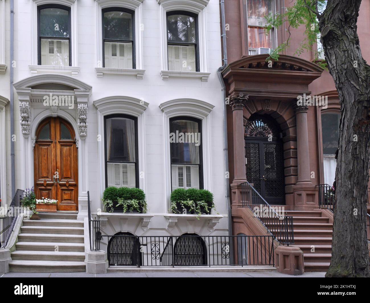 Altmodische New Yorker Stadthäuser in Kontrastfarben Stockfoto