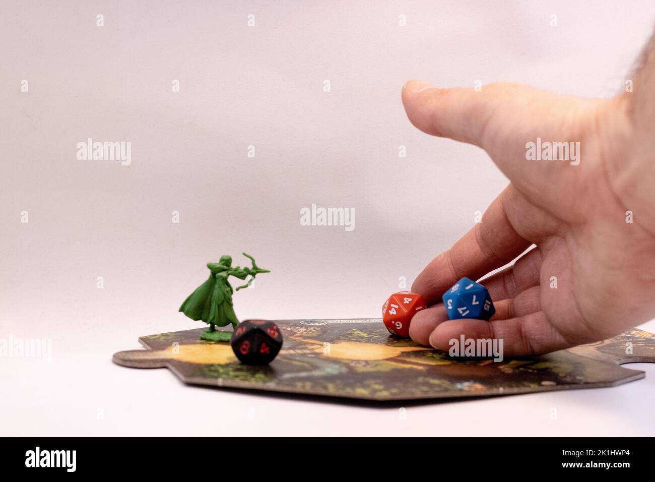Eine Hand werfen rpg Würfel auf einem Abenteuer-Fliese Stockfoto
