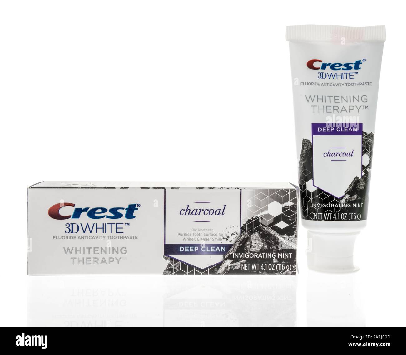 Winneconne, WI - 6. August 2022: Ein Paket von Crest 3D White Whitening Therapie Holzkohle Zahnpasta auf einem isolierten Hintergrund. Stockfoto
