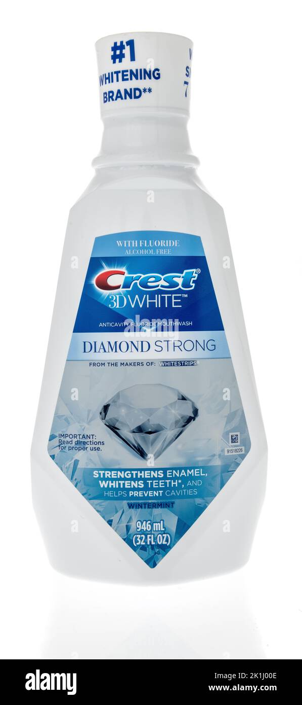 Winneconne, WI - 6. August 2022: Ein Paket mit einem weißen, diamantstarken floride Mundwasser von Crest 3D auf einem isolierten Hintergrund. Stockfoto