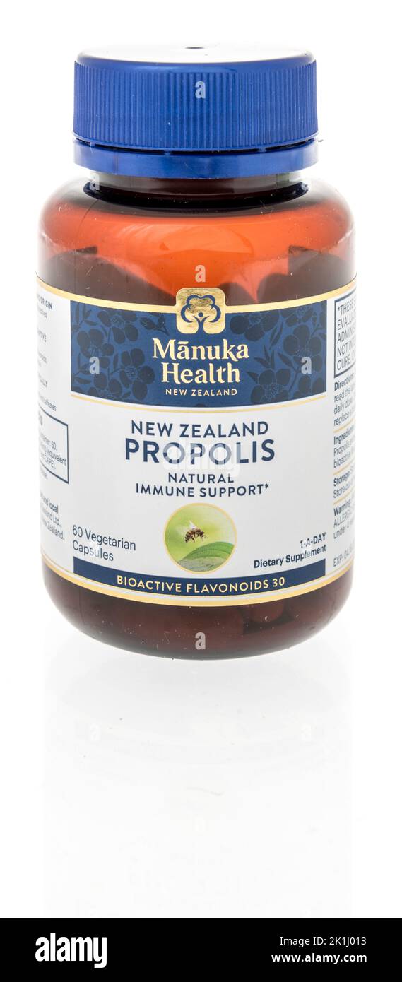 Winneconne, WI - 6. August 2022: Eine Flasche Manuka Health neuseeländischer Propolis-Supplement auf einem isolierten Hintergrund. Stockfoto