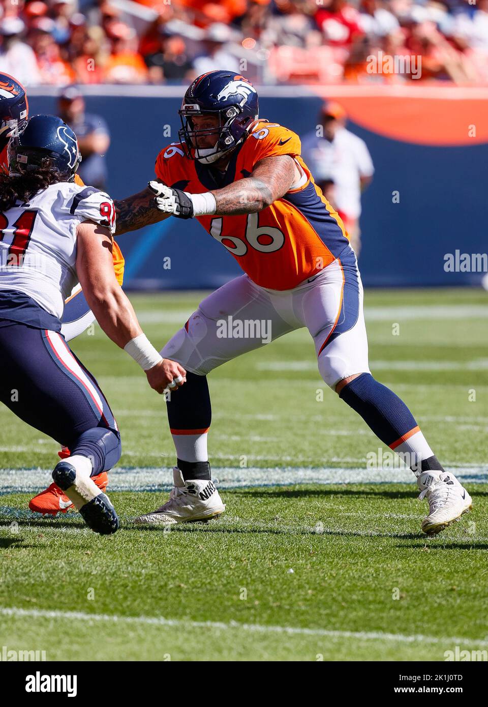 Denver, USA. 18. September 2022. Denver, CO, USA. 18. September 2022. Die Wache von Denver Broncos, Dalton Risner (66), scheint in der ersten Hälfte des Fußballspiels zwischen den Denver Broncos und Houston Texans auf dem Empower Field in Denver, CO. Derek Regensburger/CSM/Alamy Live News Credit: CAL Sport Media/Alamy Live News, zu blockieren Stockfoto