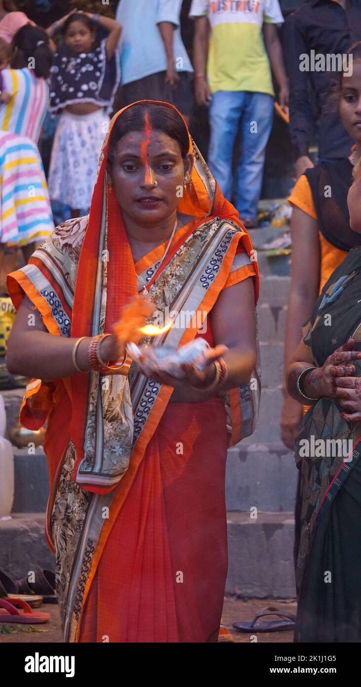 Kalkutta, Westbengalen, Indien. 18. September 2022. Frauen, die am heiligen Fluss Ganga baden und danach Puja am Ghat von Ganga machen. Frauen halten schnell für eine gute Gesundheit und Langlebigkeit ihres Sohnes. (Bild: © Sunam Banerjee/Pacific Press via ZUMA Press Wire) Bild: ZUMA Press, Inc./Alamy Live News Stockfoto