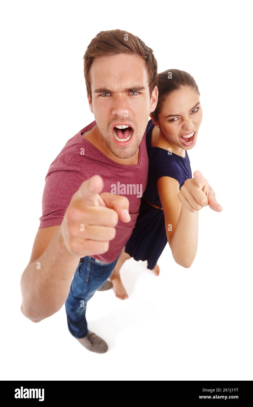 Was meinst du damit, wir haben ein feuchtliches Temperament. High-Angle-Studioaufnahme eines jungen Paares, das zeigt und wütend aussschaut. Stockfoto
