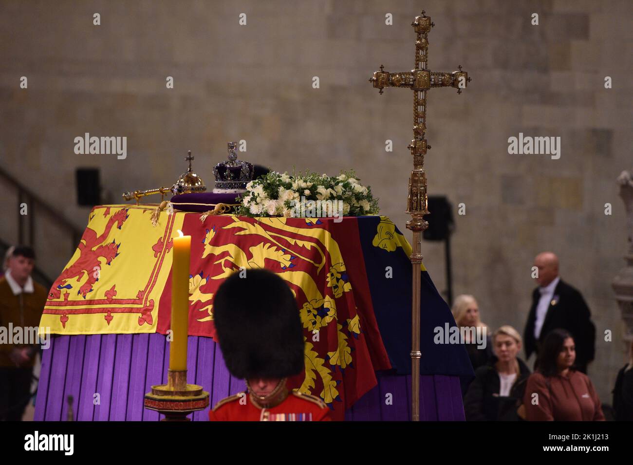 London, England, Großbritannien. 18. September 2022. Die Trauernden gehen am Sarg der Königin vorbei, in der letzten Nacht, als sie in Westminster Hal lag. (Bild: © Thomas Krych/ZUMA Press Wire) Bild: ZUMA Press, Inc./Alamy Live News Stockfoto