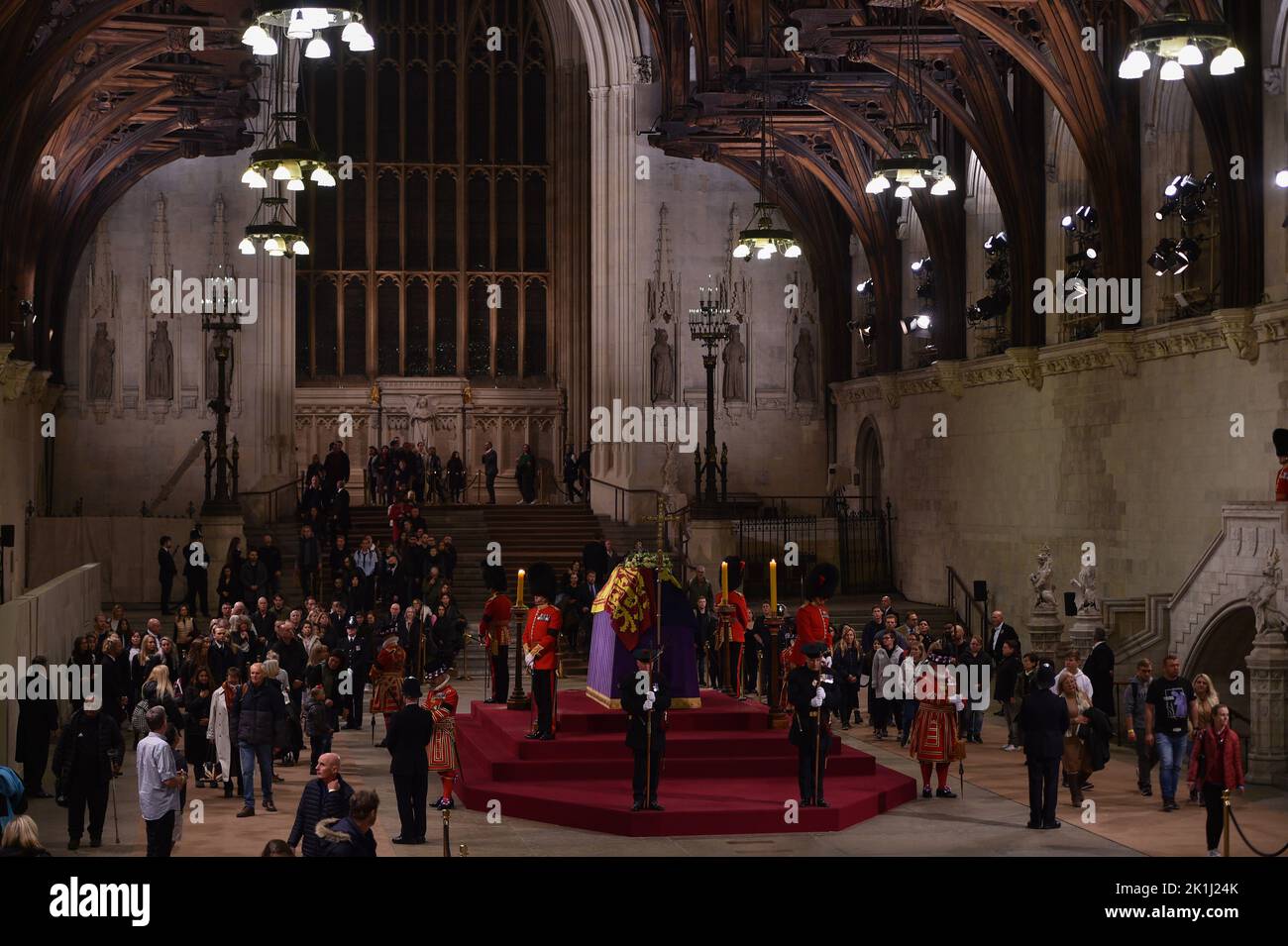 London, England, Großbritannien. 18. September 2022. Die Trauernden gehen am Sarg der Königin vorbei, in der letzten Nacht, als sie in Westminster Hal lag. (Bild: © Thomas Krych/ZUMA Press Wire) Bild: ZUMA Press, Inc./Alamy Live News Stockfoto